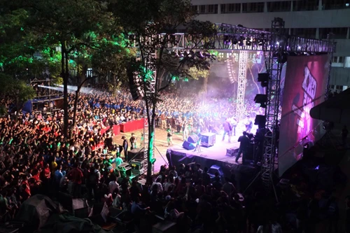 Gần 10 nghìn sinh viên cuồng nhiệt trong đêm rock “CKX“