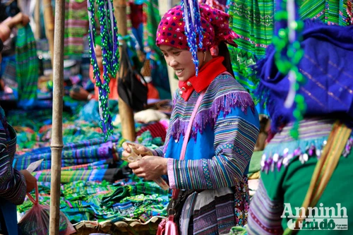 Độc đáo, hấp dẫn chợ phiên Cán Cấu ngày xuân