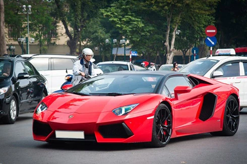 Siêu xe mui trần Lamborghini hơn 20 tỷ đồng tái xuất tại Hà Nội