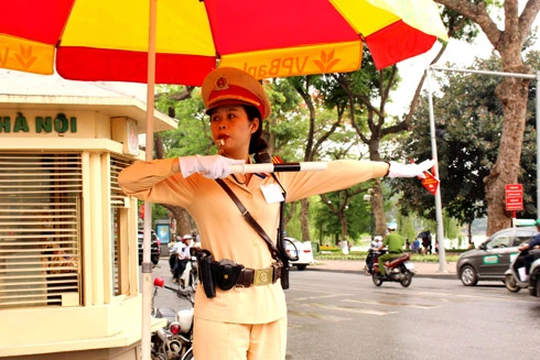 Theo đèn báo hay hiệu lệnh của người điều khiển giao thông?