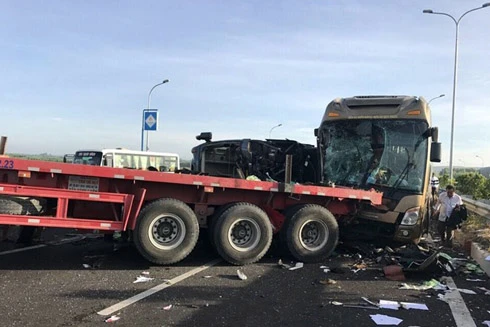 Tai nạn liên hoàn trên cao tốc, hàng chục người thoát chết