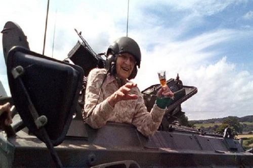 Cụ bà lái xe tăng mừng thọ 101 tuổi