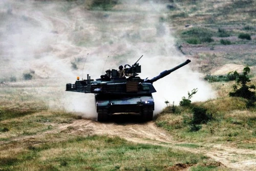 Mỹ bắt đầu triển khai vũ khí hạng nặng tới Latvia