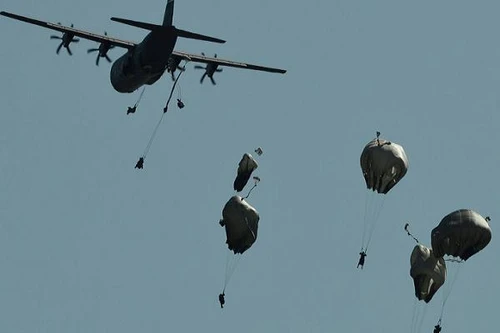 1.000 lính dù NATO đổ bộ rợp trời nước Đức