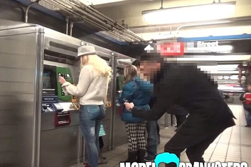 Cô gái "khỏa thân" dạo phố mà không ai biết