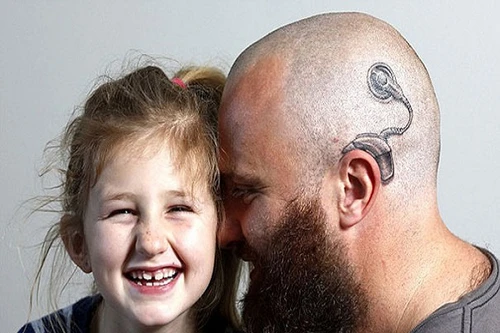 Ông bố vĩ đại xăm lên đầu giúp con gái vượt qua mặc cảm