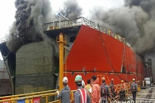 Tàu đang đóng của Hàn Quốc bốc cháy, nhiều người thương vong