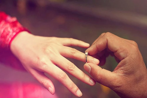 Đẩy xe ba gác chở 150kg tiền xu mua nhẫn kim cương cho tình yêu thuở bé