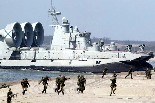 Binh lính và xe bọc thép Nga đổ bộ lên bờ biển Baltic