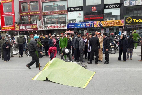 Nữ sinh lớp 12 bị xe bồn cán tử vong thương tâm ở Hà Nội