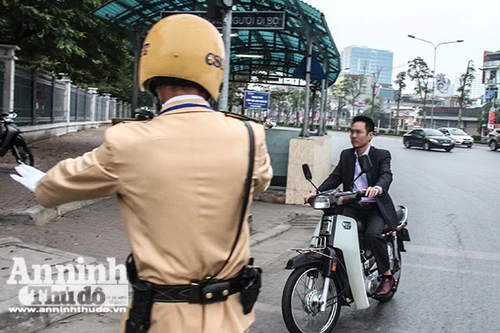 Trăm lý do không đội mũ bảo hiểm ngày tết