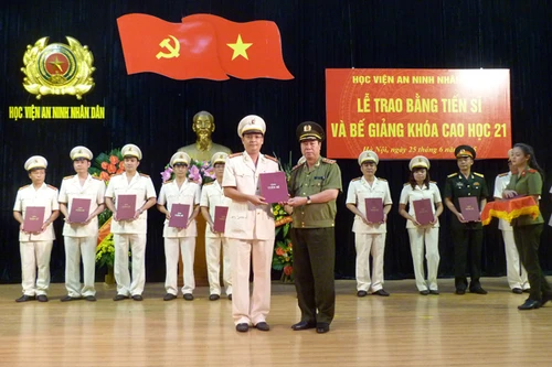 Trao bằng cho 17 tiến sỹ và 193 thạc sỹ