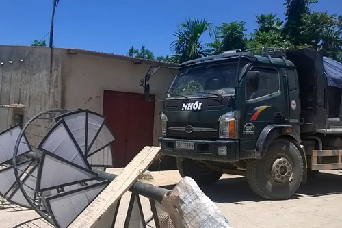 Dân dựng rào chắn chặn xe tải chở đất phá đường