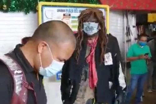 [Video] Mexico cử võ sĩ đấu vật giám sát người dân đeo khẩu trang nơi công cộng