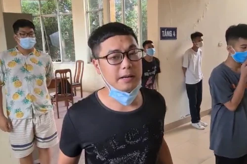 Video: Bắt nhóm đối tượng "múa" dao giữa phố đêm