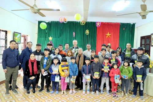 Piaggio Việt Nam đồng hành cùng Dự án từ thiện ‘Điện năng lượng mặt trời’