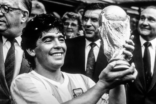 Huyền thoại bóng đá Diego Maradona qua đời ở tuổi 60