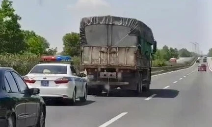  Phạt 5 triệu đồng 2 lái xe không nhường đường cho xe ưu tiên trên cao tốc Hà Nội - Hải Phòng