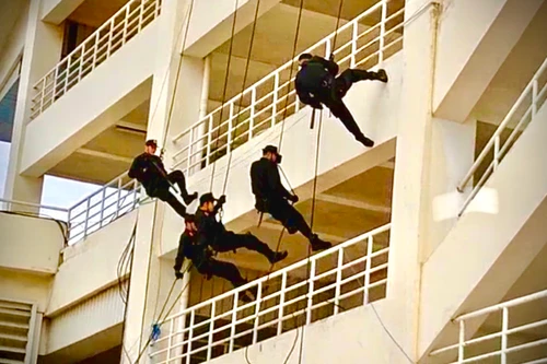 [CLIP] Xem CSCĐ Đặc nhiệm thi triển tuyệt kỹ trấn áp khủng bố bắt cóc con tin