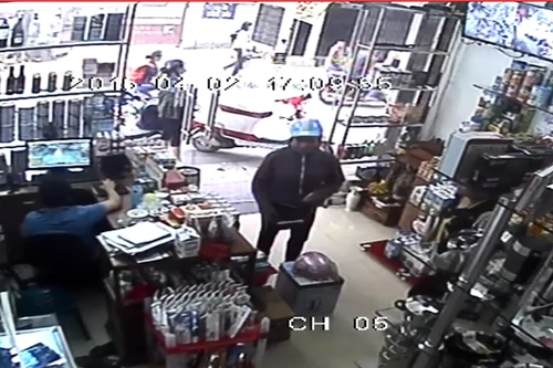 Hai "nữ quái" thi triển màn "ảo thuật" trộm đồ dễ như trở bàn tay