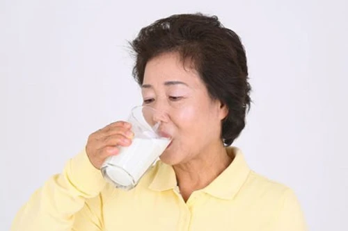 Vì sao người qua tuổi 50 nên uống sữa mỗi ngày?