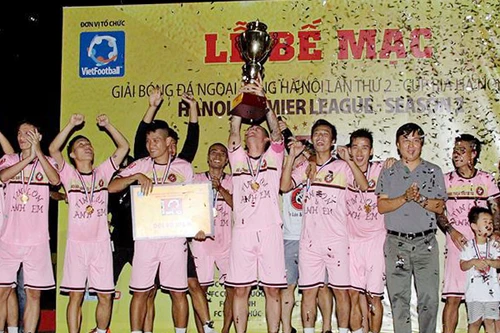 Giải “phủi” ngoại hạng Hà Nội đón tân vương