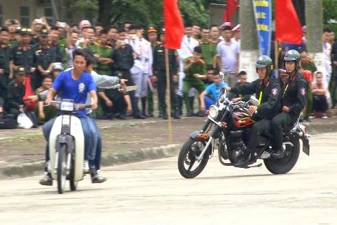 Xem tình huống Cảnh sát cơ động hạ gục và bắt giữ đối tượng trong tuần tra kiểm soát