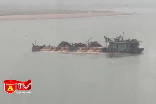 Triệt xóa ổ nhóm khai thác cát trái phép trên sông Đà