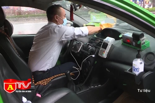 Các hãng taxi muốn hoạt động phải tiêm vắc xin cho tài xế