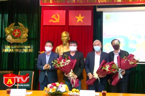 Tiêm vắc-xin là giải pháp quan trọng hàng đầu để vượt qua đại dịch