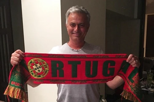Mặc đồ ngủ, HLV Mourinho hí hửng chúc mừng Bồ Đào Nha