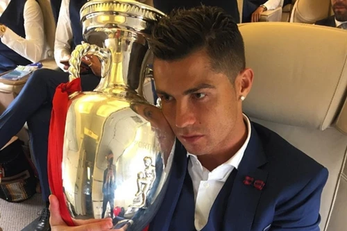 Ronaldo khư khư ôm cúp vô địch trên chuyên cơ về Bồ Đào Nha