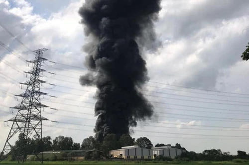 Hình ảnh huy động lực lượng chữa cháy kho xưởng ở huyện Gia Lâm