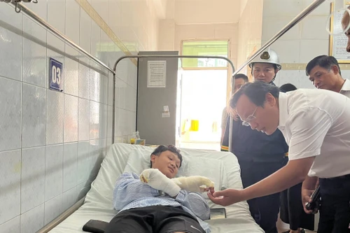 Động viên chiến sỹ chữa cháy bị bỏng khi làm nhiệm vụ trong vụ cháy ở quận Hoàng Mai