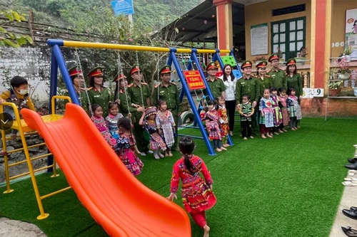 Phòng Kỹ thuật hình sự Công an Hà Nội trao quà giúp đỡ học sinh vùng cao Yên Bái 