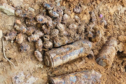 Phát hiện nhiều đầu đạn pháo và vỏ lựu đạn 