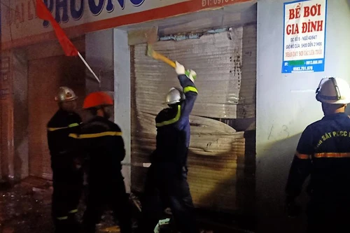 Nửa đêm lực lượng cứu hỏa phá cửa cứu 4 người mắc kẹt