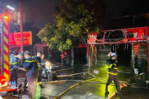 Dập tắt đám cháy nhà dân tại quận Hoàng Mai