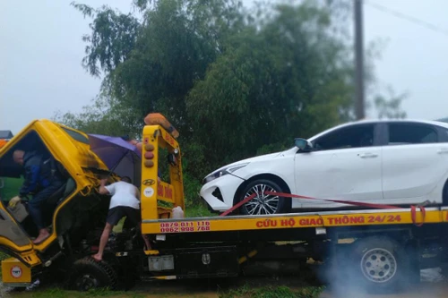 Kịp thời cứu nạn nhân trong xe ô tô bị nước cuốn trôi 