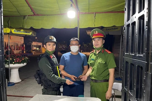 Công an quận Bắc Từ Liêm trao trả tài sản cho cổ động viên xem SEA Games 31