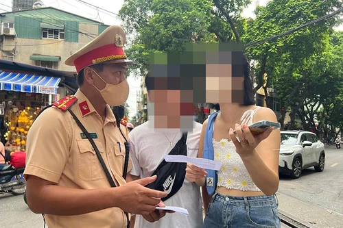 Nhiều khách 'tây' đã hiểu và chấp hành quy định tại 'phố đường tàu' Phùng Hưng