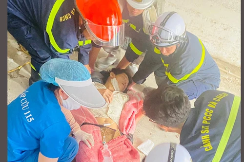 Clip: Kịp thời cứu nạn người bị thương do bức tường sập khi đang sửa nhà