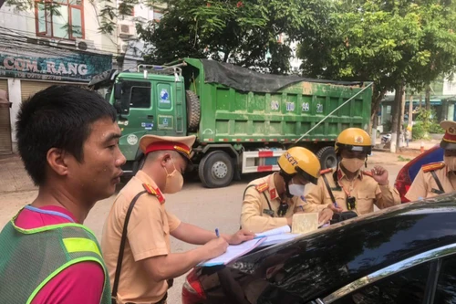 Tìm người biết việc