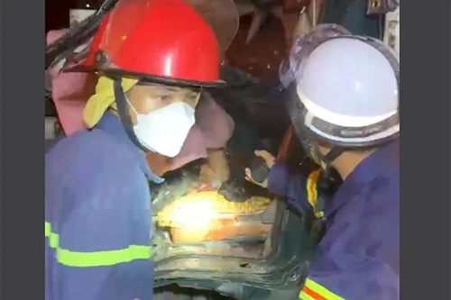 Cứu nạn thành công 3 người “dính” trong cabin ô tô lúc rạng sáng