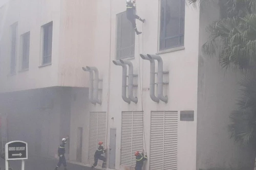 Xem chiến sỹ Cảnh sát PCCC đu thang dây vào khách sạn cao tầng cứu nạn trong tình huống cháy giả định