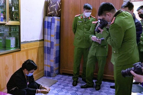 Khám xét khẩn cấp đối tượng, thu giữ nhiều "hàng trắng"