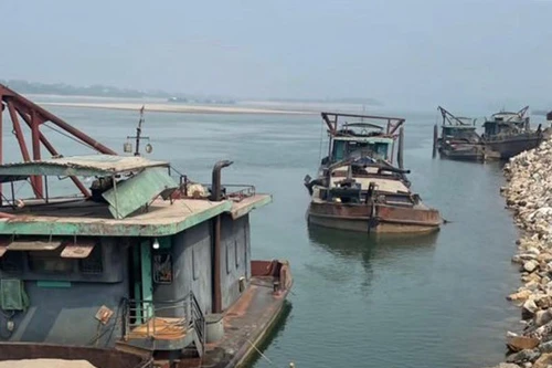 Bắt giữ nhiều tàu khai thác cát trái phép trong đêm