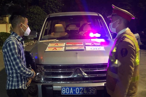 Phát hiện ô tô gắn logo và đeo biển số giả mạo Bộ Công an