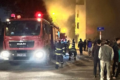 Giữa đêm nhà dân ở Long Biên bốc cháy