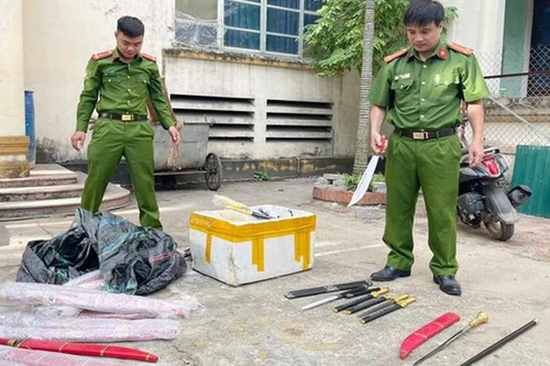 'Mưu sinh' bằng vũ khí thô sơ, súng bắn bi 